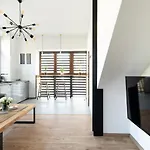 Neo Unique & Bright Apartments, Free Parking, 15min Old Town & Kazimierz - By Homelike Krakau